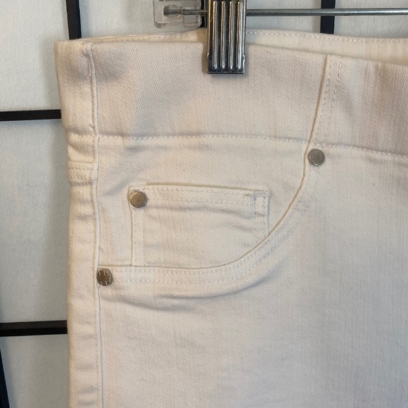 Liverpool Pulled-On Rolled Up Chloe Short - Picture 9 of 12